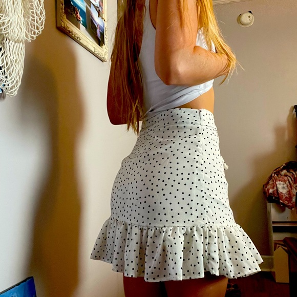 mini skirt. white with black polka dots. with ruffled edges of skirt and tie. - Picture 1 of 3